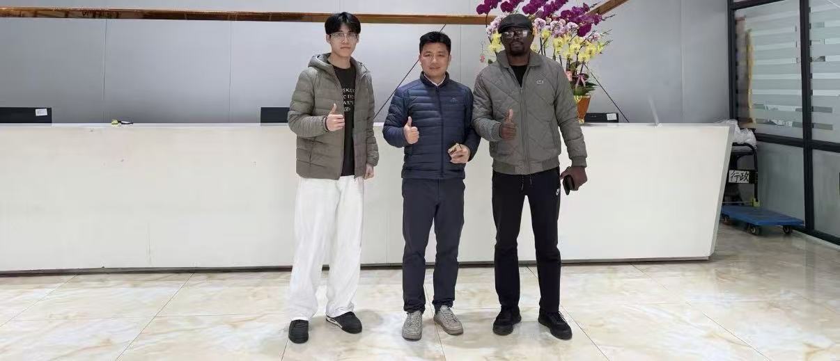 王梓蓬带客户下厂.jpg 王梓蓬带客户下厂.jpg