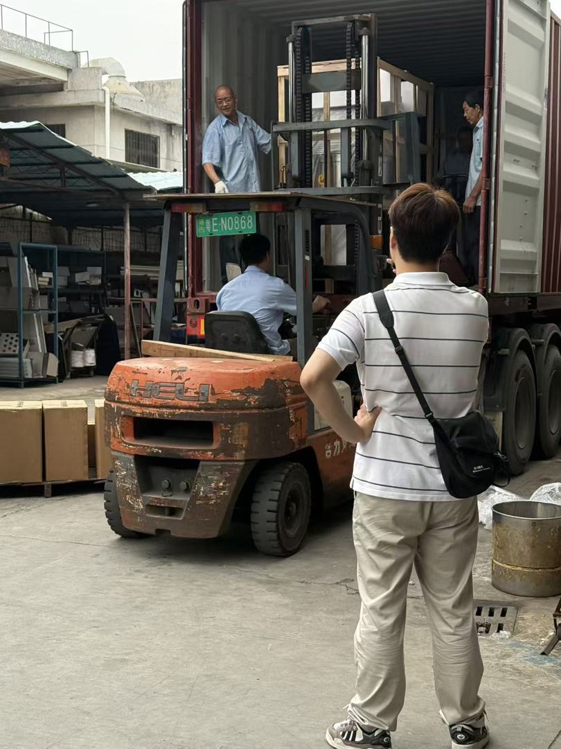 毛晗监装出货.jpg 毛晗监装出货.jpg